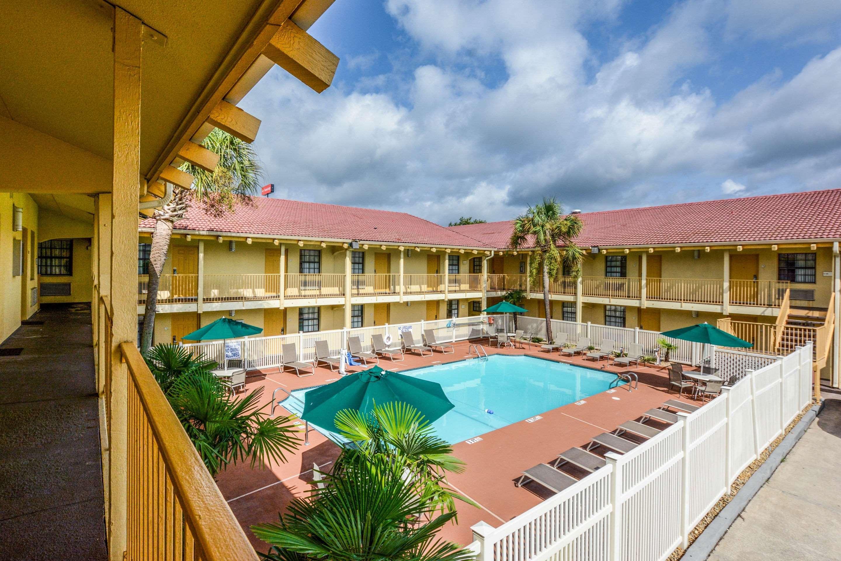 Quality Inn & Suites North Charleston - Ashley Phosphate Exterior photo